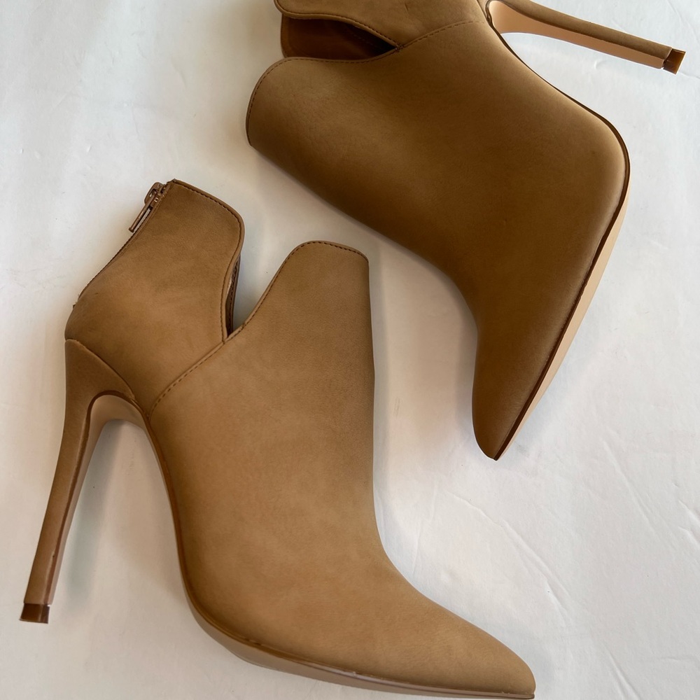 Windsor Elegant Tan Stiletto Ankle Boots, back zip detail. SZ 6.5